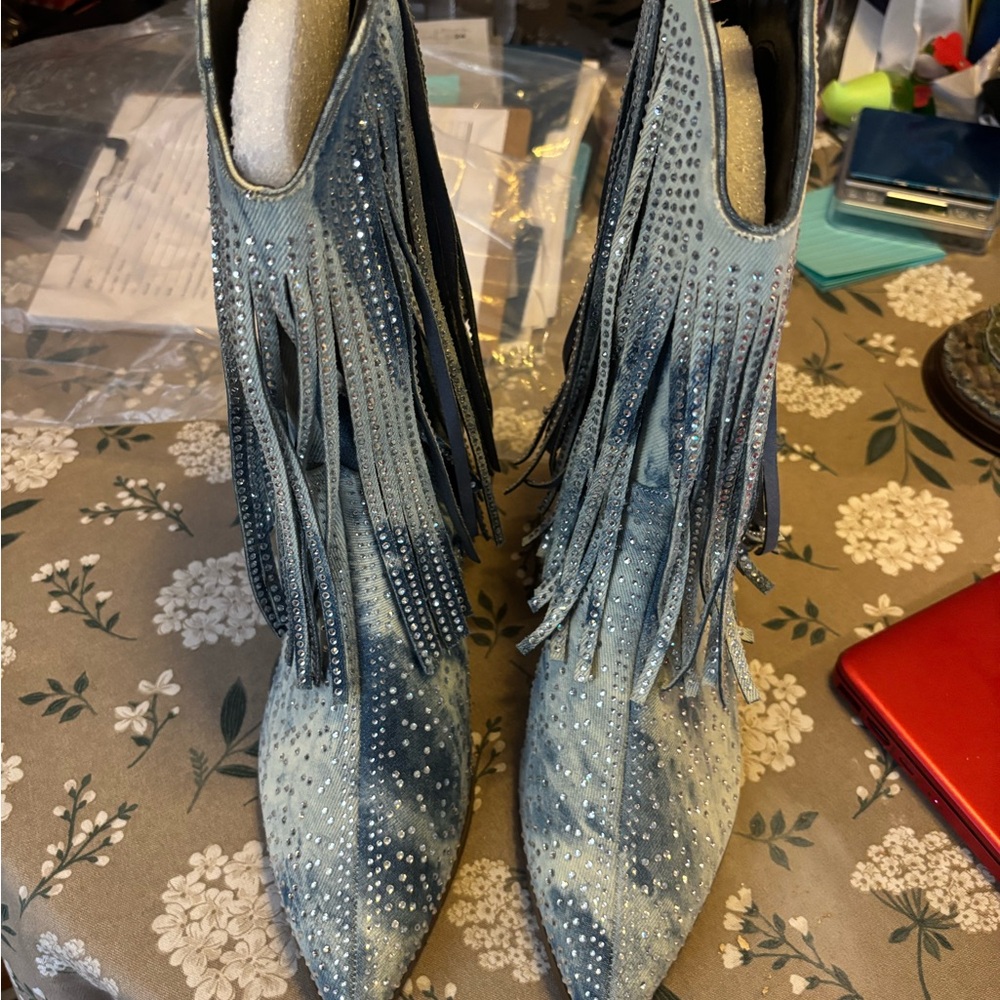 Beautiful Blue Jean Fringe with Sparkles Boots. New condition. Size 11 Wide. - Picture 11 of 11